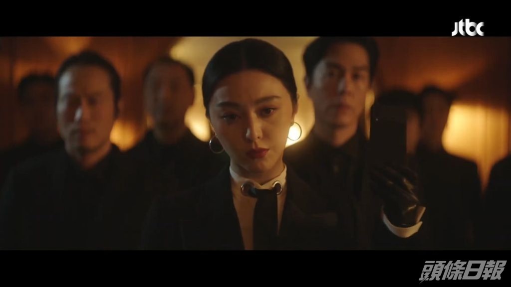 今年年初，范冰冰曾客串姜河那和李裕英主演的韓劇《Insider》，全程英語對話，更展露「范爺」的霸氣。